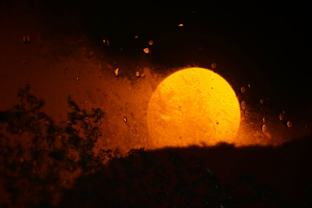 Glowing Sun-Inspired Wallpaper: Dark Background & Snowy Textures