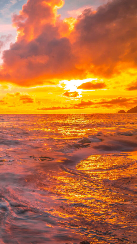 Captivating Sunset Over Malibu's Majestic Ocean Horizon Wallpaper