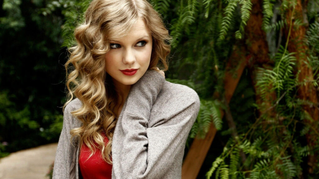 Black Dress Seduction: Taylor Swift's Side Glance Wallpaper