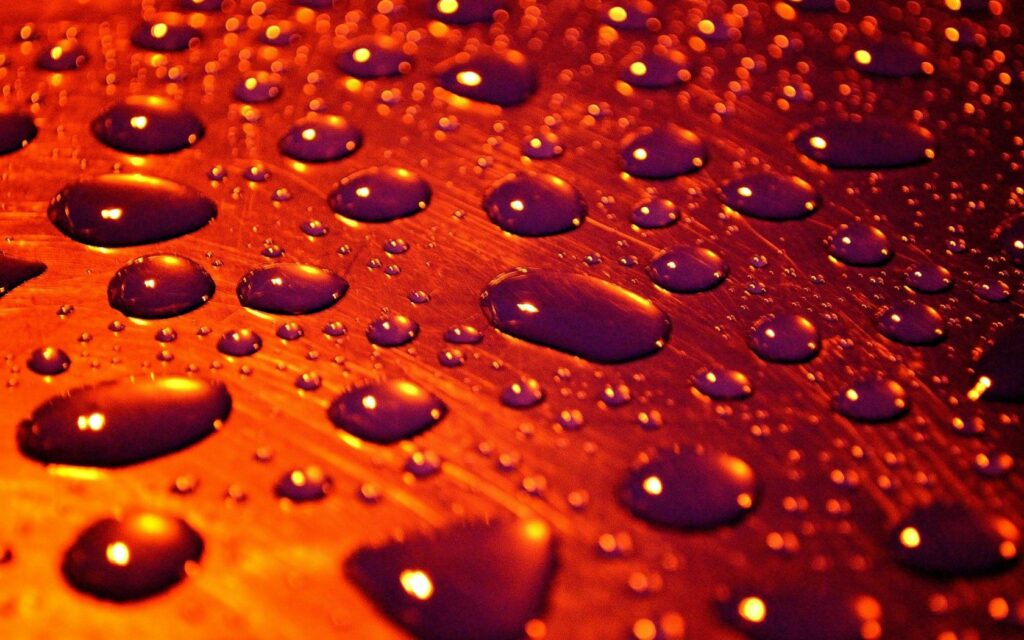 Metallic Wallpaper with Glistening Water Droplets in Warm Tones