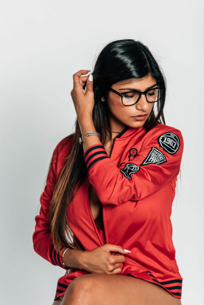 Digital Conversations: Mia Khalifa Engages Twitch Viewers as John Wall Captivates with Stunning HD Phone Wallpaper