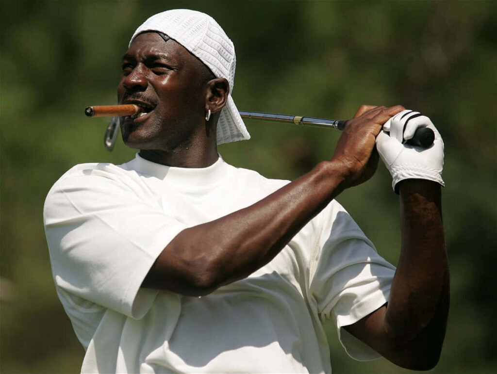Michael Jordan Dominates the Court: A Legendary Rivalry Unleashed Wallpaper