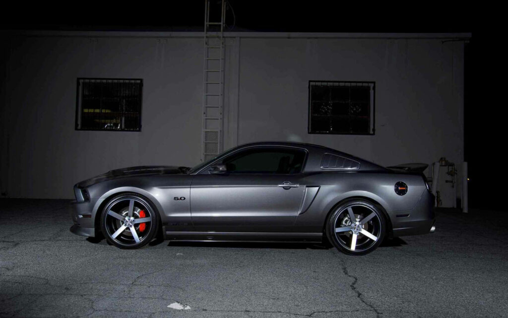 Midnight Sleekness: Metallic Silver Ford Mustang HD Wallpaper