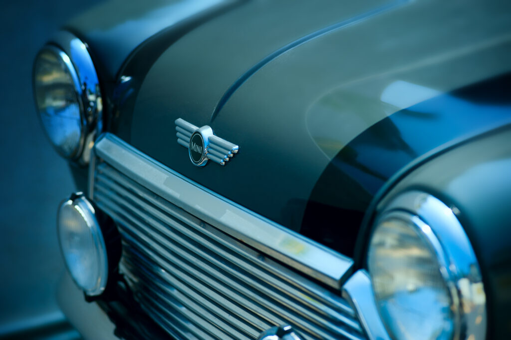 Close-Up Mini Cooper Wallpaper: Iconic Design & Logo Highlighted
