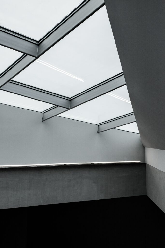 Minimalist Black & White Architectural Wallpaper: Geometric Design