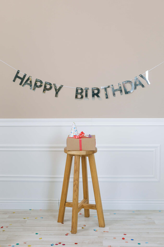 Minimalist Birthday Wallpaper: Happy Birthday Banner & Gift Decor