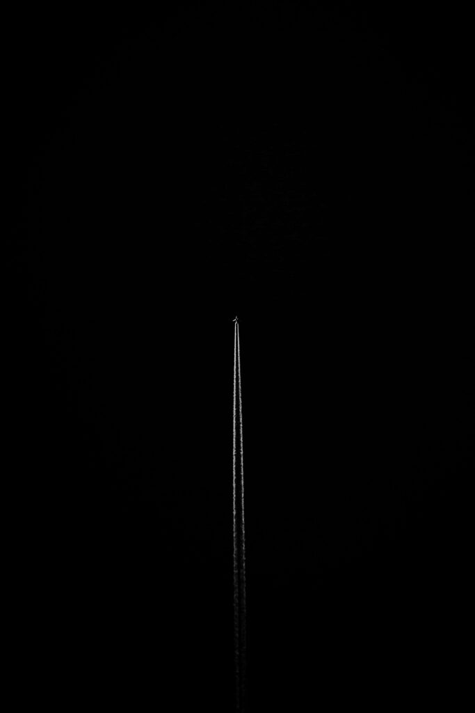 Elegant Black and White Minimalist Abstract Wallpaper Background
