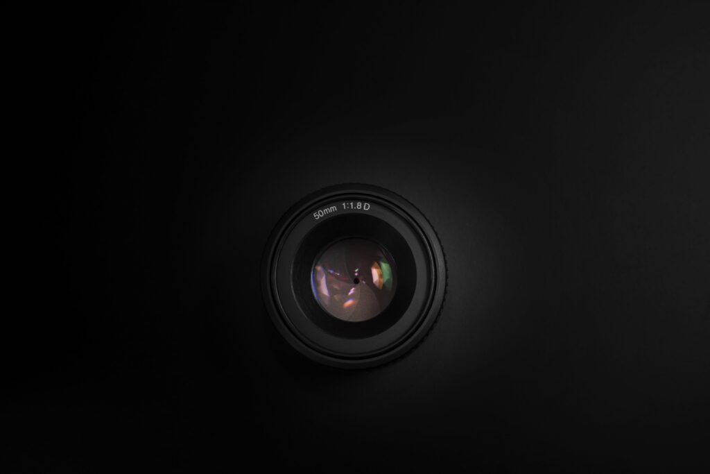 Minimalist Camera Lens Wallpaper: Sleek Design on Dark Background