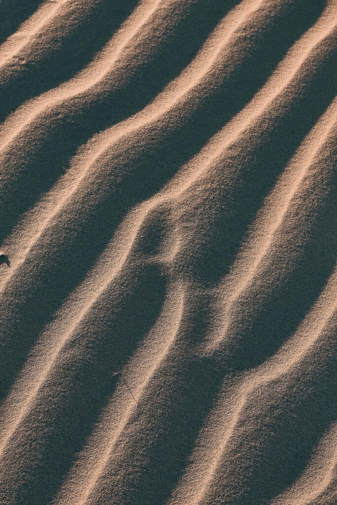 Stunning Minimalistic Desert Sand Waves Wallpaper for iPhone 5s