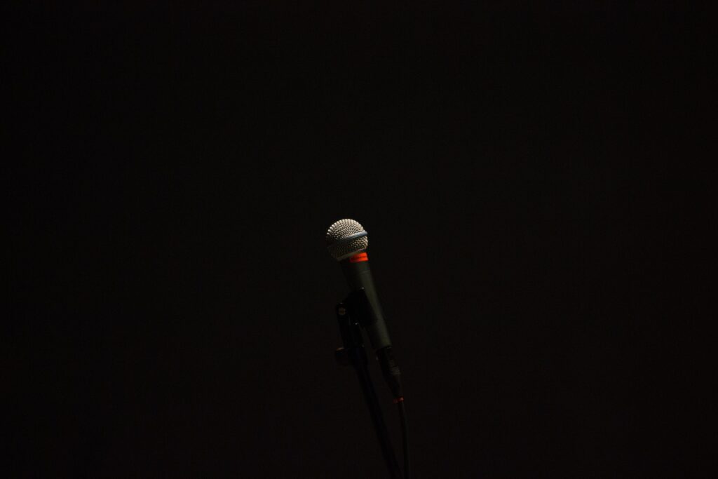 Minimalist Microphone Wallpaper: Focus on Sound & Performance