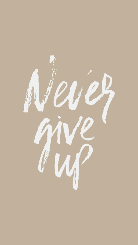 Motivational Beige Wallpaper: 'Never Give Up' Quote in Stylish Font