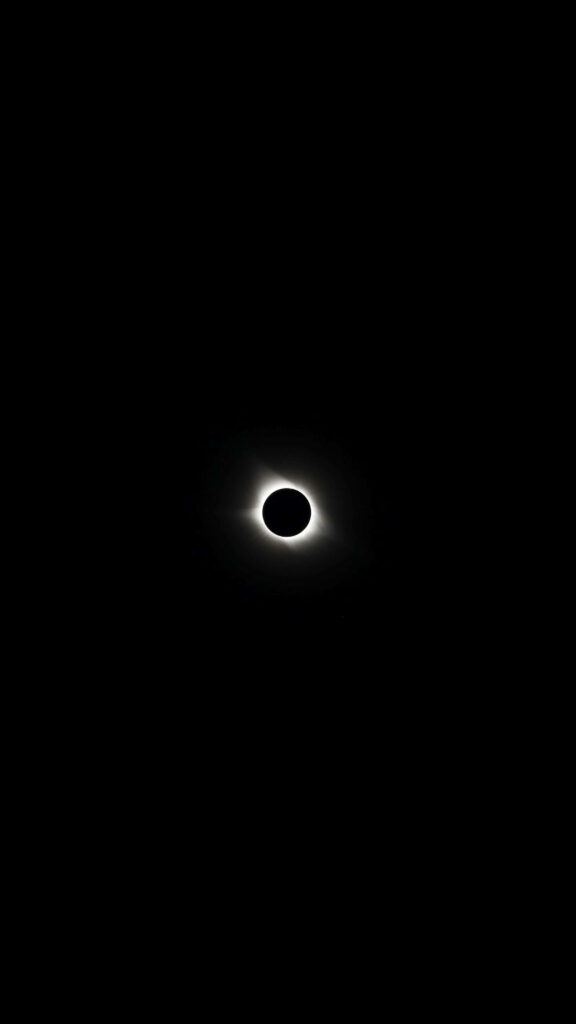 Minimalist Solar Eclipse Phone Wallpaper: Striking Halo Design