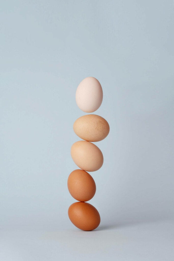 Minimalist Egg Wallpaper: Five Shades Balanced on Soft Blue