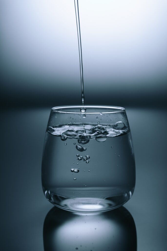 Minimalist Wallpaper: Clear Glass Water Ripples on Gray Background