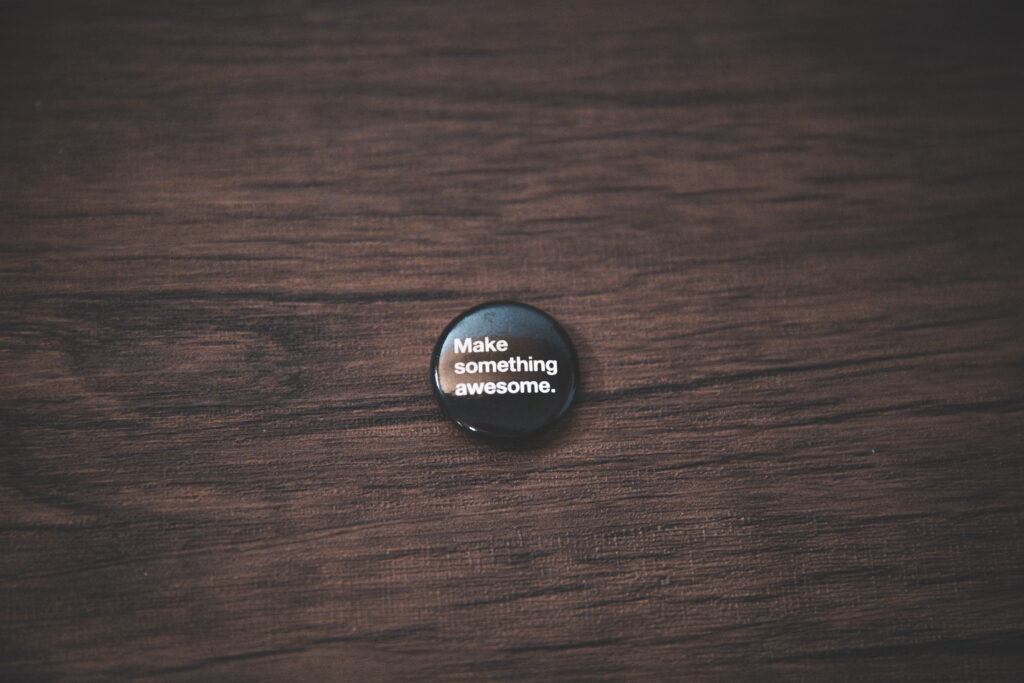 Minimalist Wallpaper: Dark Button Pin with Motivational Phrase