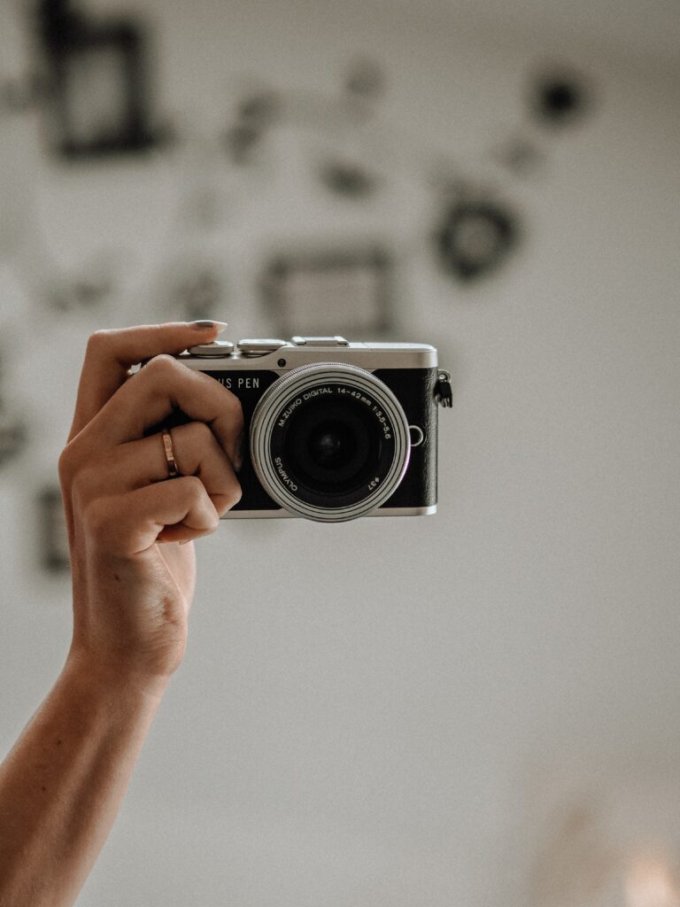 Vintage Camera Minimalist Wallpaper: Retro Aesthetic Background