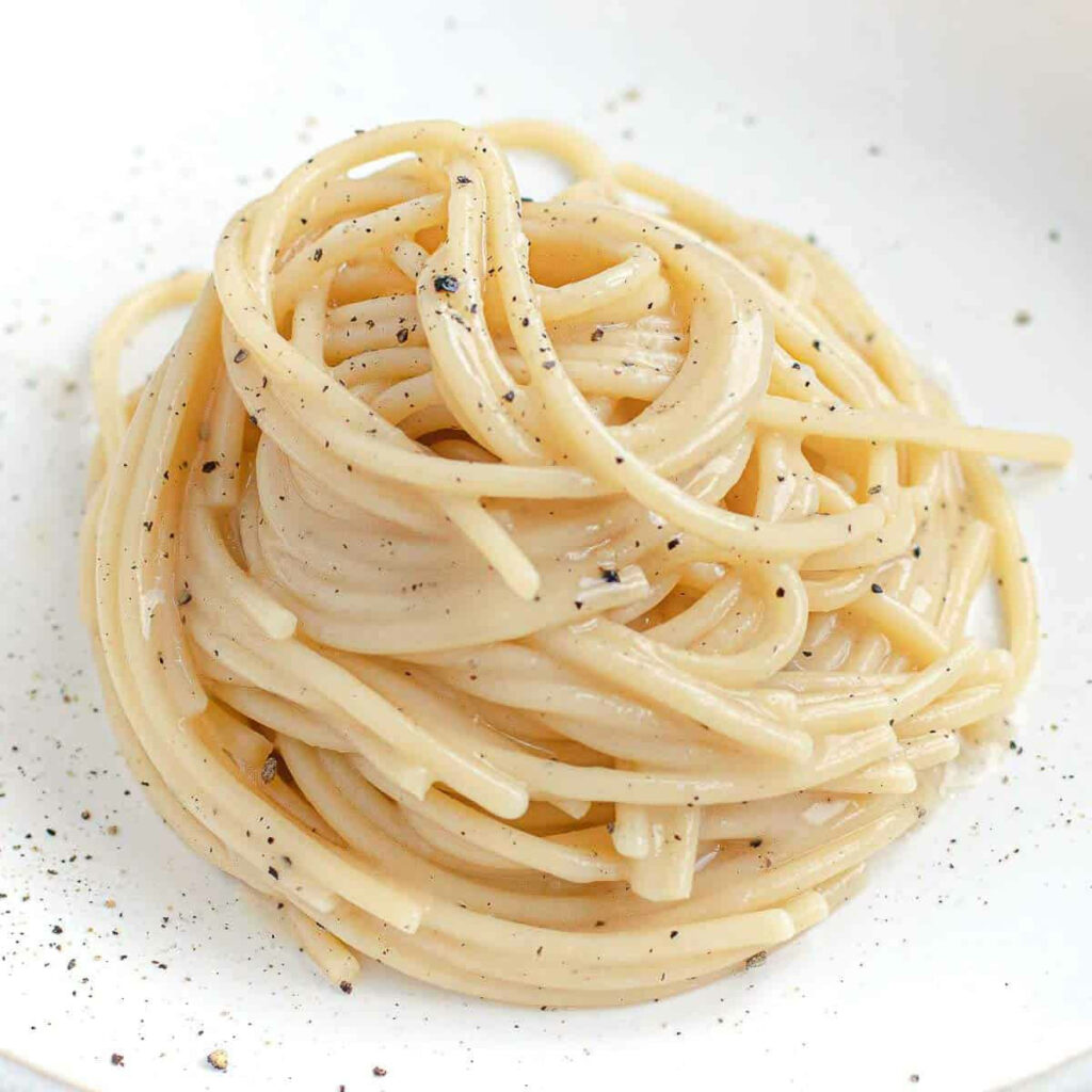 Minimalist Vegan Cacio e Pepe Wallpaper: Creamy Spaghetti Delight