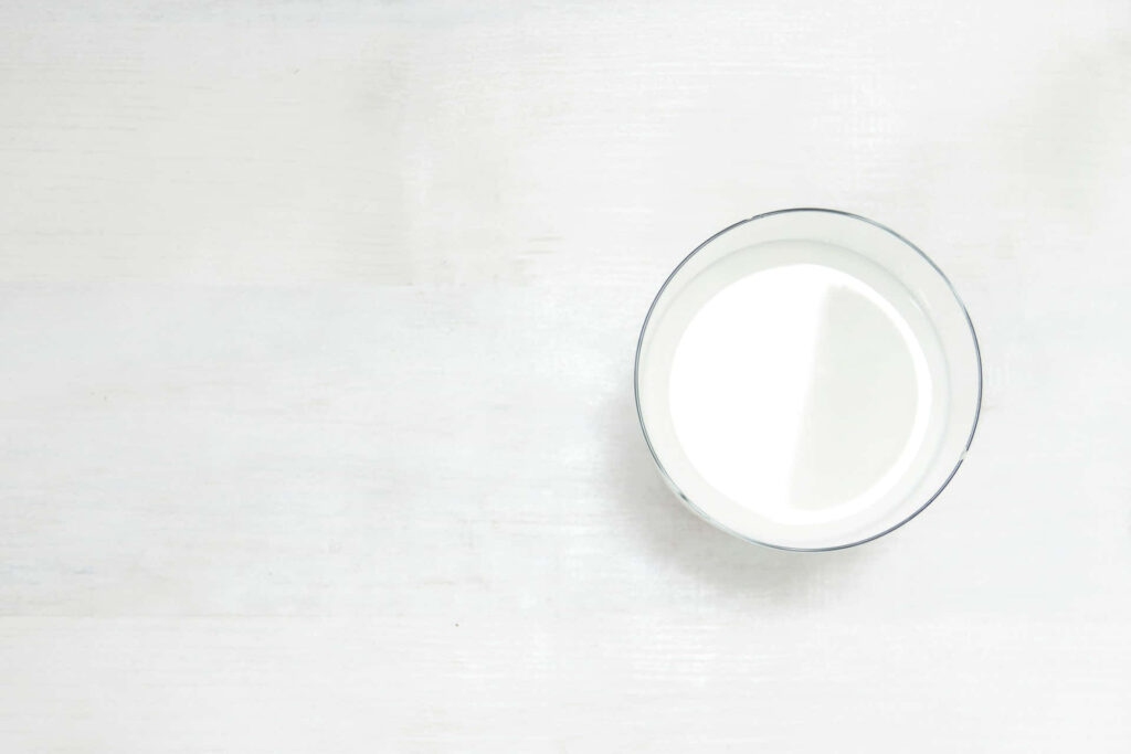 Minimalist Wallpaper: White Bowl on Light Tabletop - Simple Design
