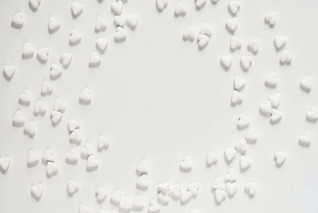 Minimalist White Wallpaper with Delicate Scattered Hearts Design
