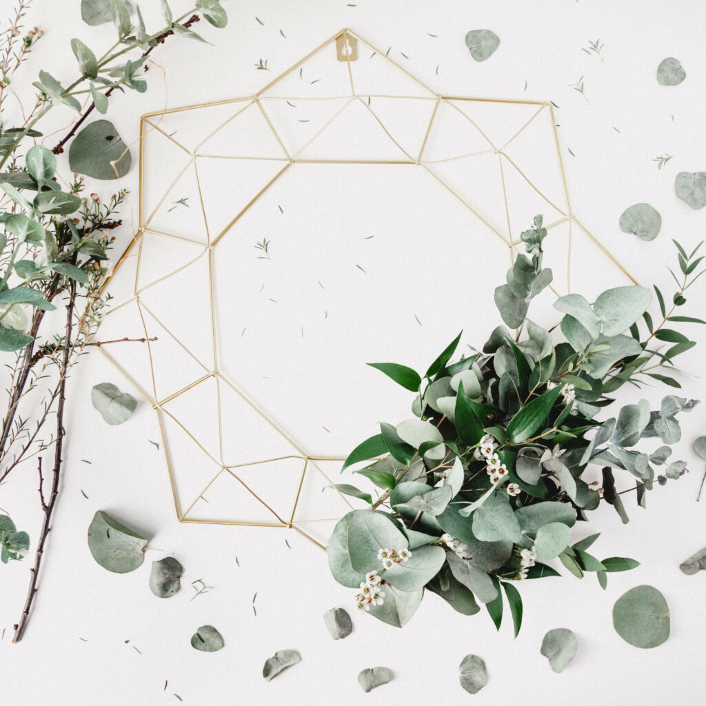 Minimalist Wreath Wallpaper: Lush Eucalyptus & Gold Frame Design