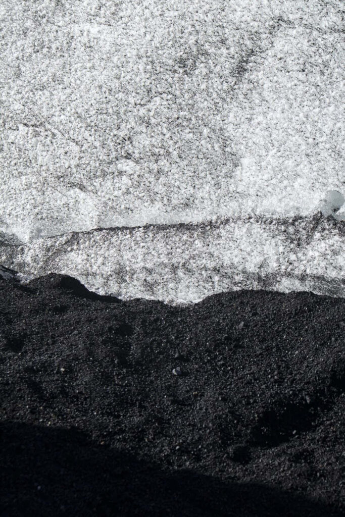 Minimalist Black & White Wallpaper with Rough Texture and Bold Contrast