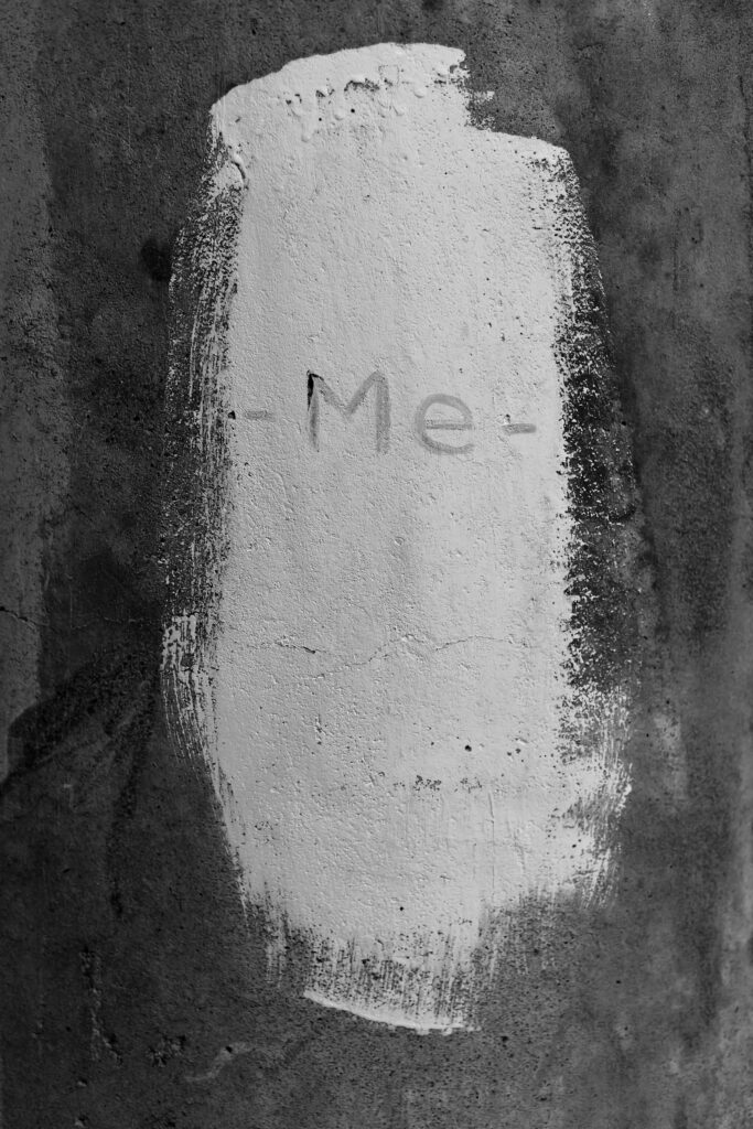Minimalistic Black & White Wallpaper with 'Me' Text Design