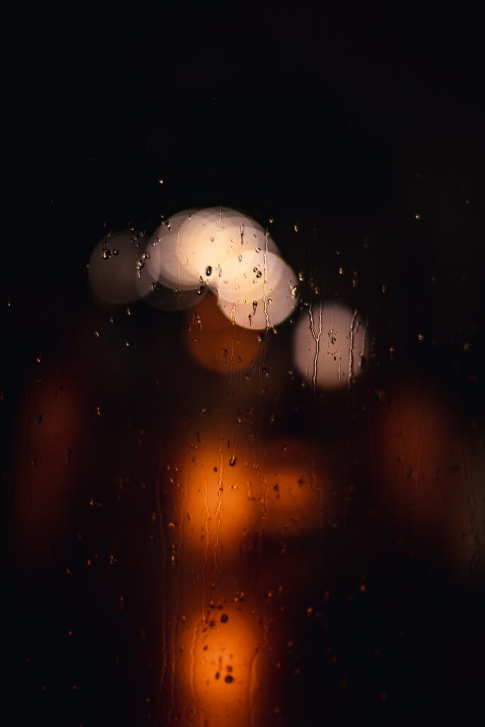 Minimalistic Dark Wallpaper: Water Droplets & Warm Bokeh Lights