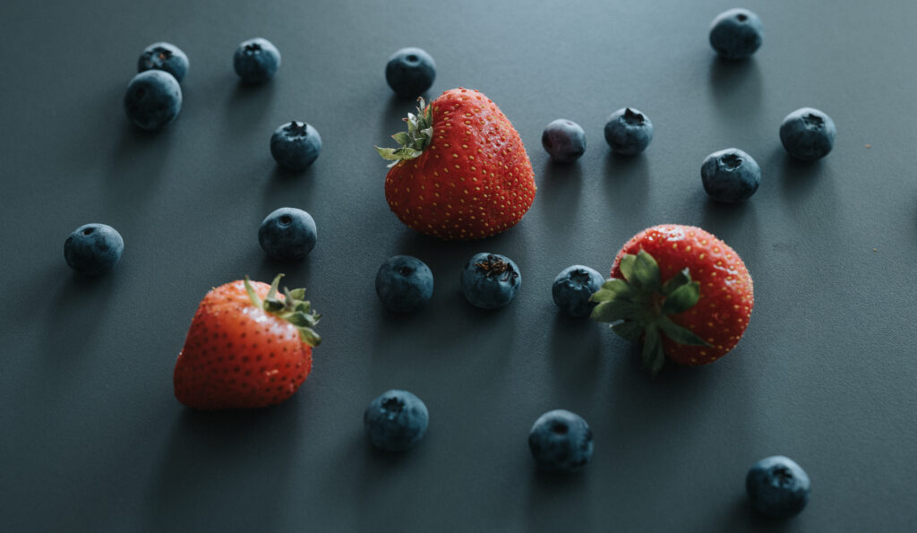 Vibrant Minimalistic Food Wallpaper: Fresh Strawberries & Blueberries
