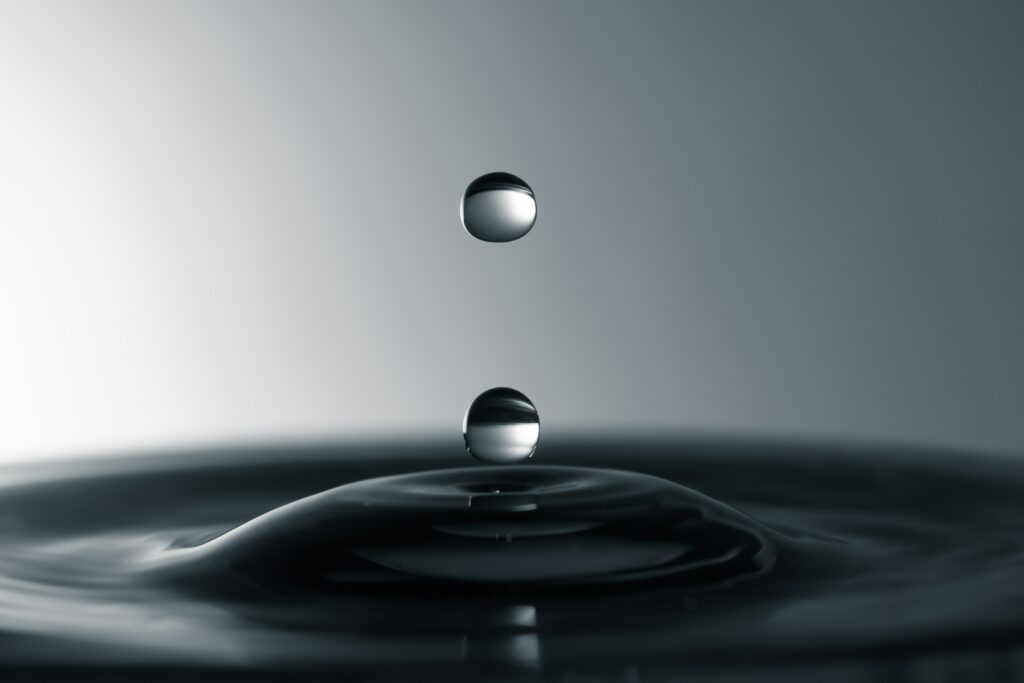 Minimalistic Gray Liquid Wallpaper: Droplets in Mid-Air Art