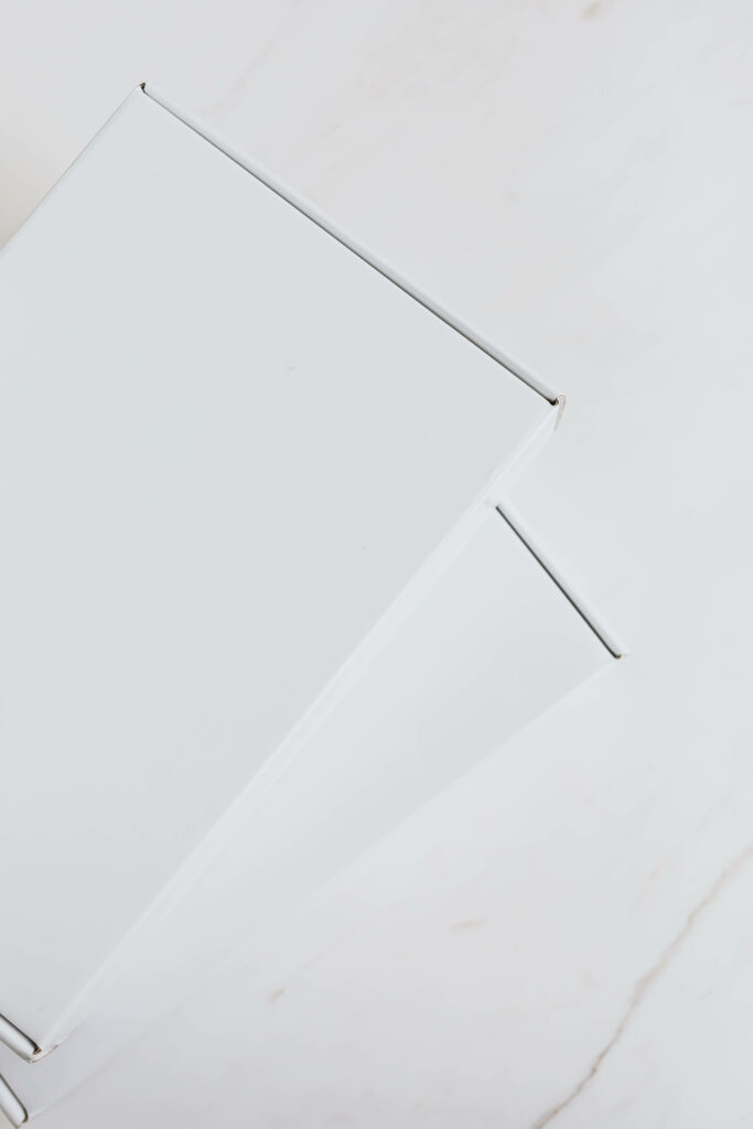 Minimalist Wallpaper: Overlapping White Rectangles on Light Background