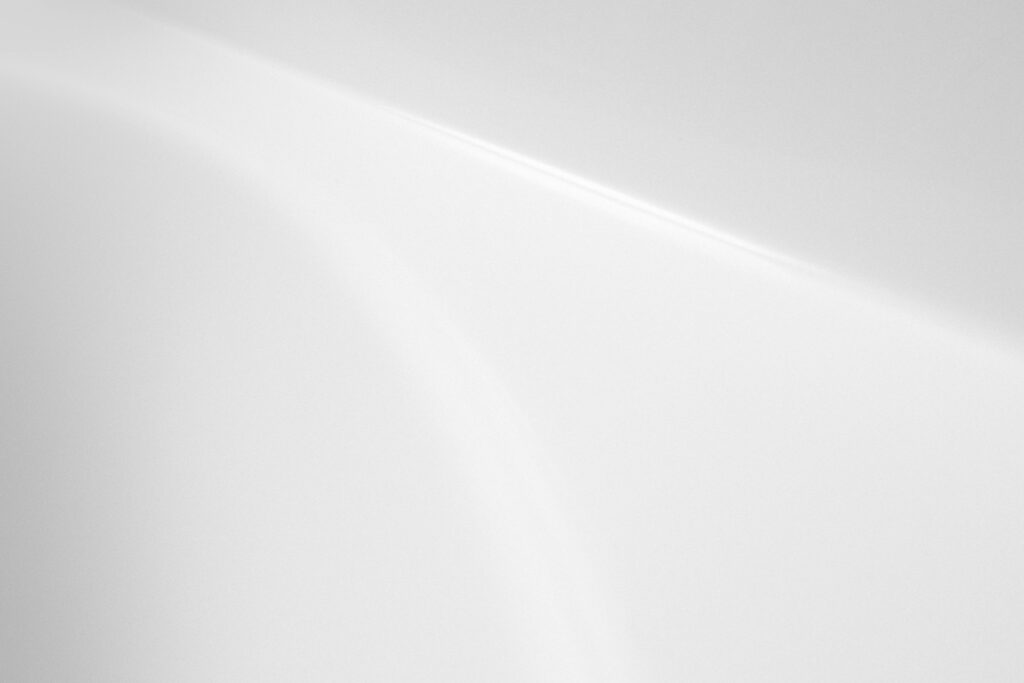 Minimalistic Soft White Gradient Wallpaper for Serene Ambiance