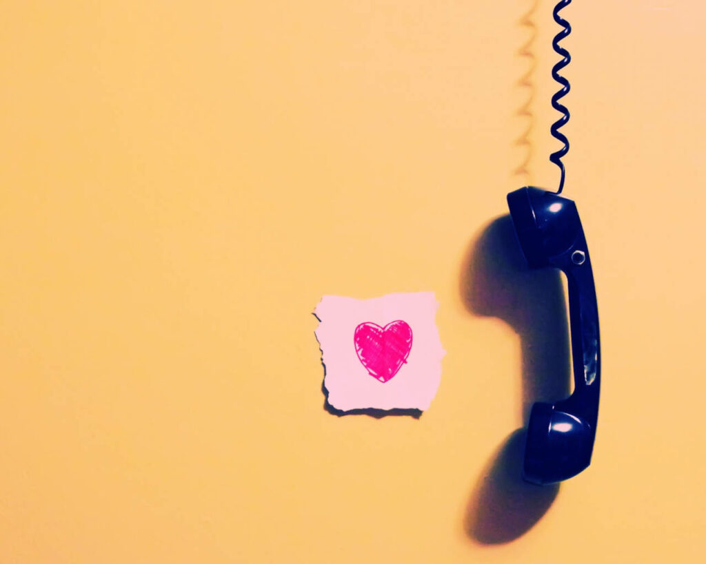 Minimalist Wallpaper: Vintage Telephone & Heart Paper Background