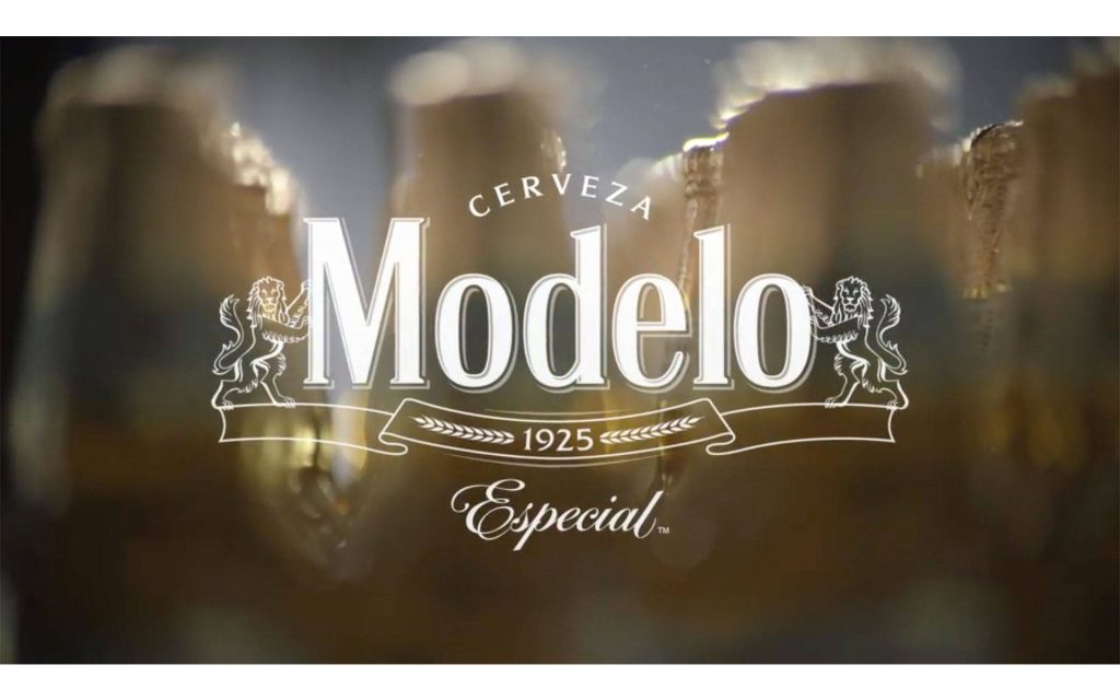 Modelo Especial logo centered on golden amber bokeh background elegant wallpaper design