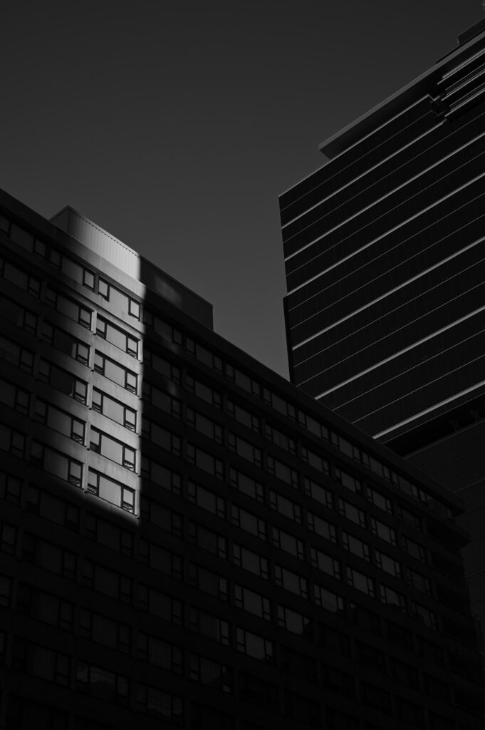 Modern Black and White Wallpaper: Architectural Elegance & Urban Style