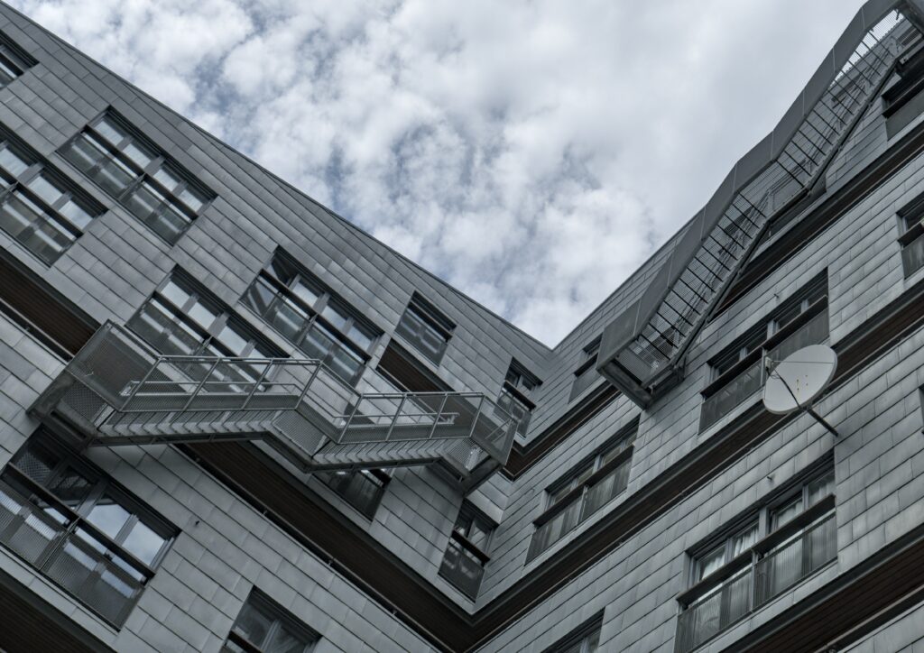 Black and White Modern Building Wallpaper: Geometric Design & Sky