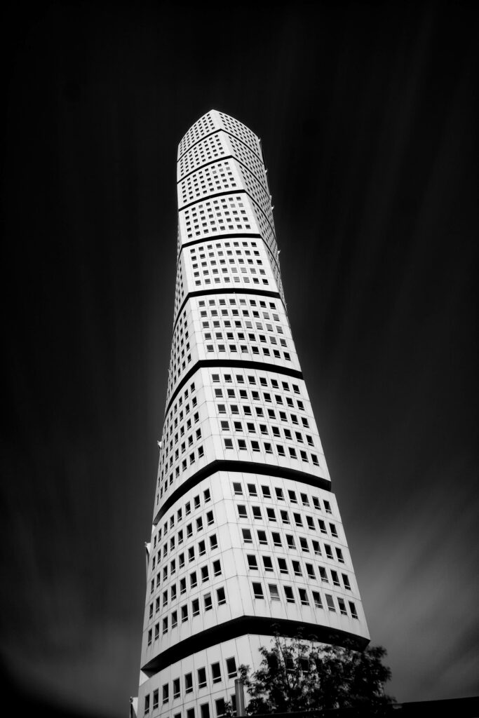 Stunning Black & White Skyscraper Wallpaper: Dynamic Modern Design