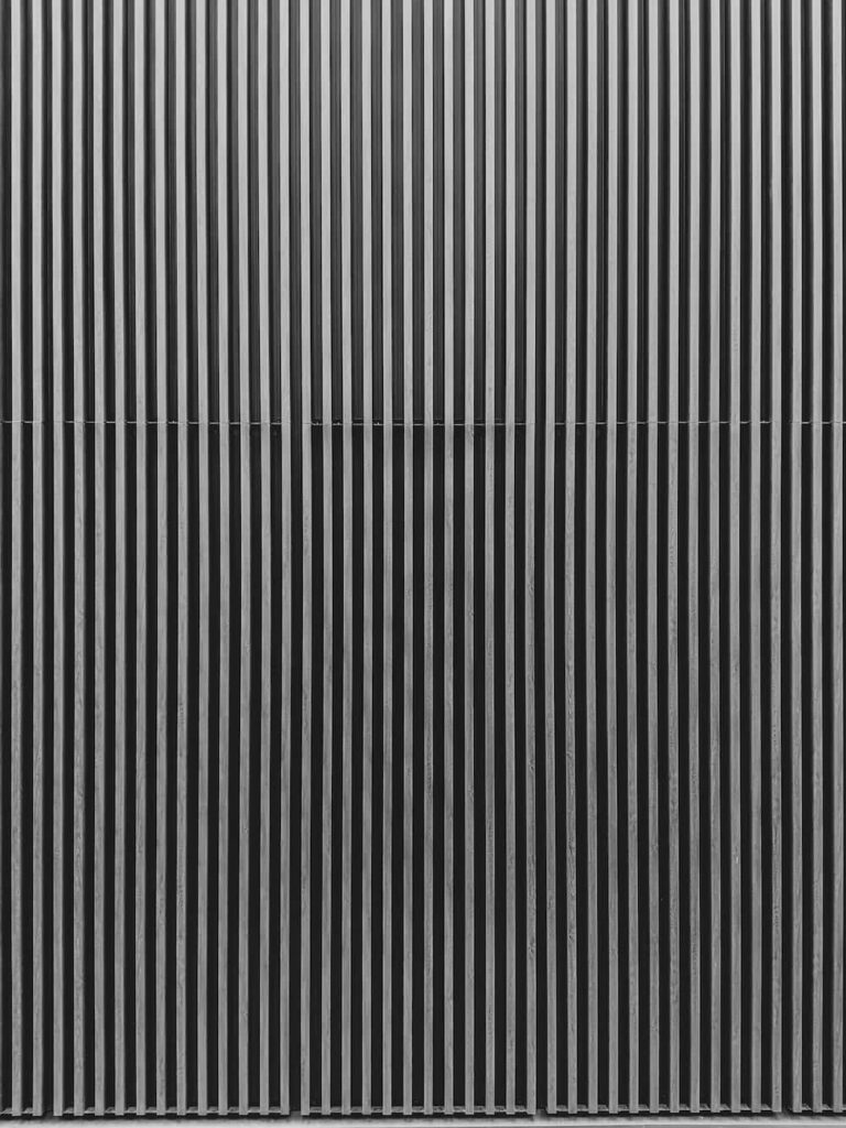 Modern Black and White Stripe Wallpaper: Sophisticated Minimalist Design
