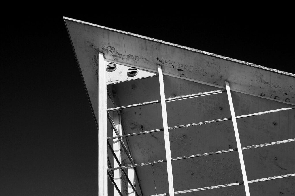 Modern Black and White Wallpaper: Sharp-Edged Architectural Design