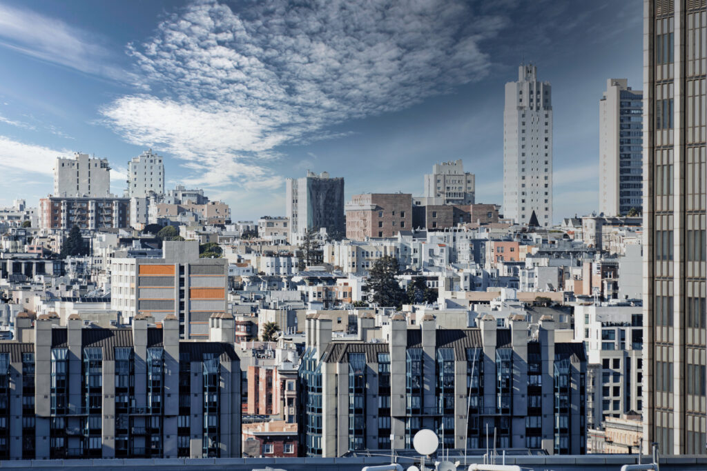 Modern Cityscape Wallpaper: Serene Urban Atmosphere & Striking Sky