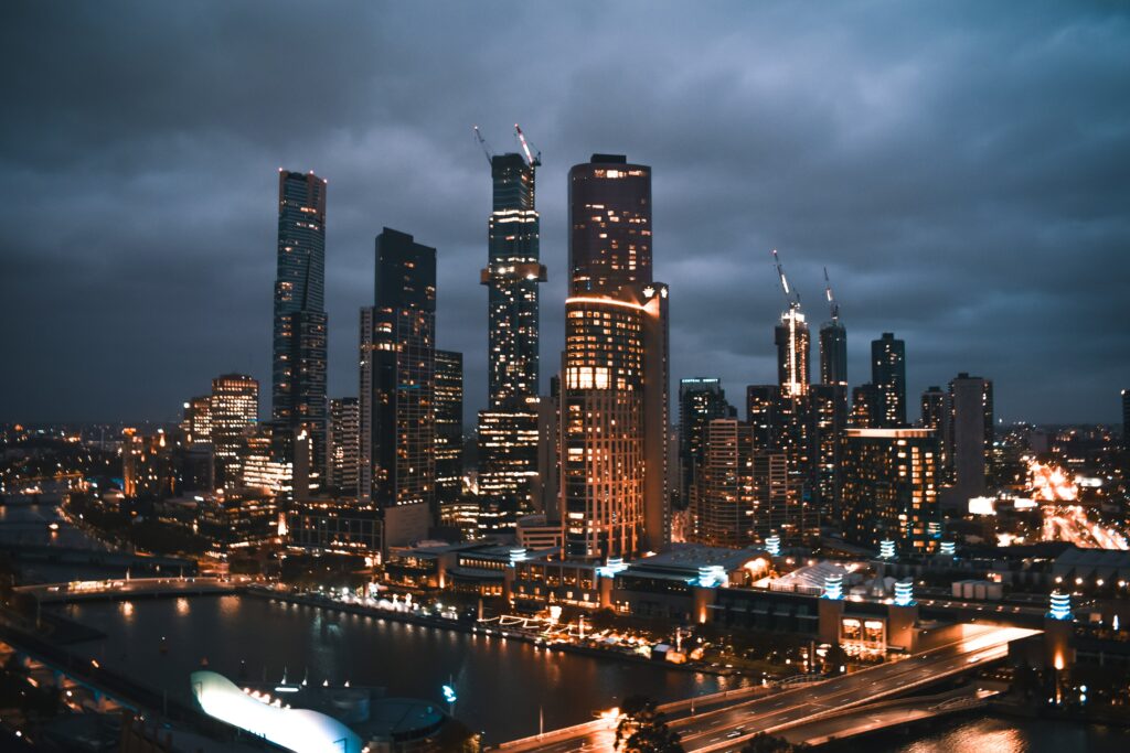 Modern Cityscape Twilight Wallpaper: Illuminated Urban Reflections