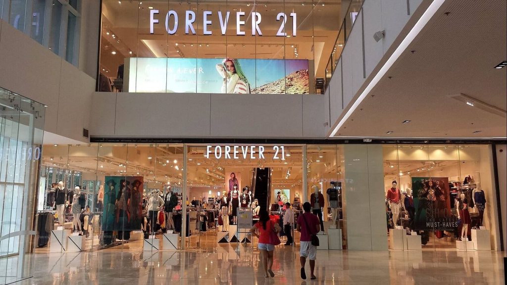 Bright Forever 21 store with glass facade and shoppers in a modern mall retail space interior Wallpaper