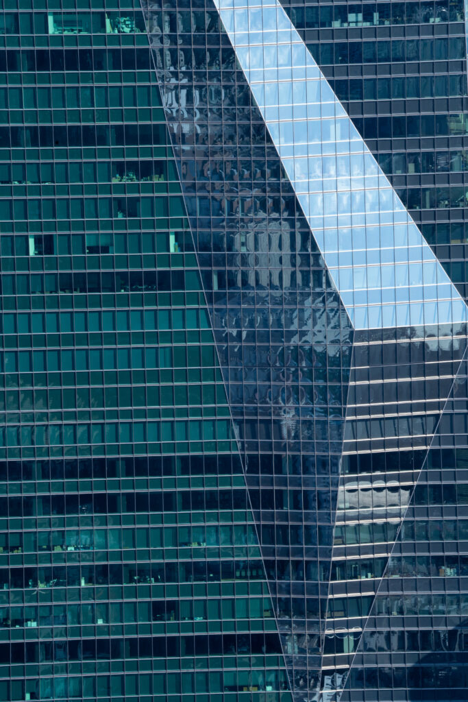 Modern Glass Building Wallpaper: Clean Lines & Reflective Surfaces