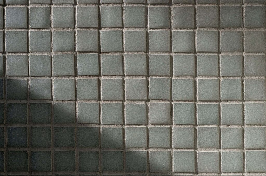 Modern Grey Square Tile Wallpaper with Subtle Shadows - Minimalist Design