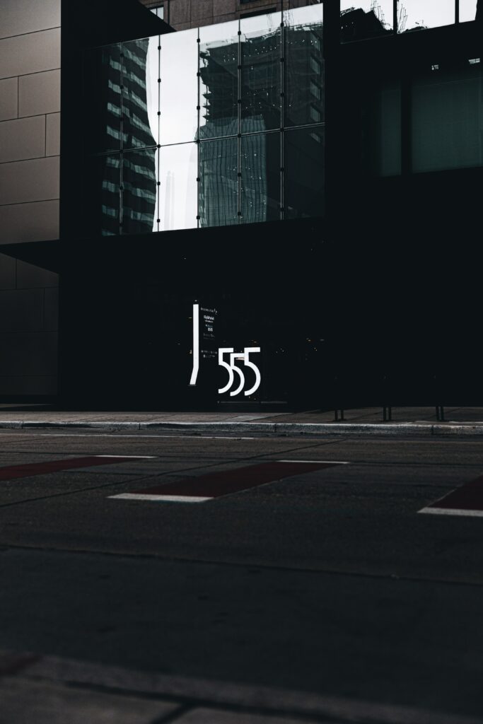 Modern Urban Wallpaper: Sleek Building Facade with Reflective 555