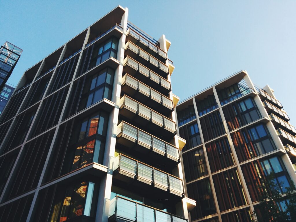 Modern Urban Wallpaper: Sleek Skyscrapers & Geometric Designs