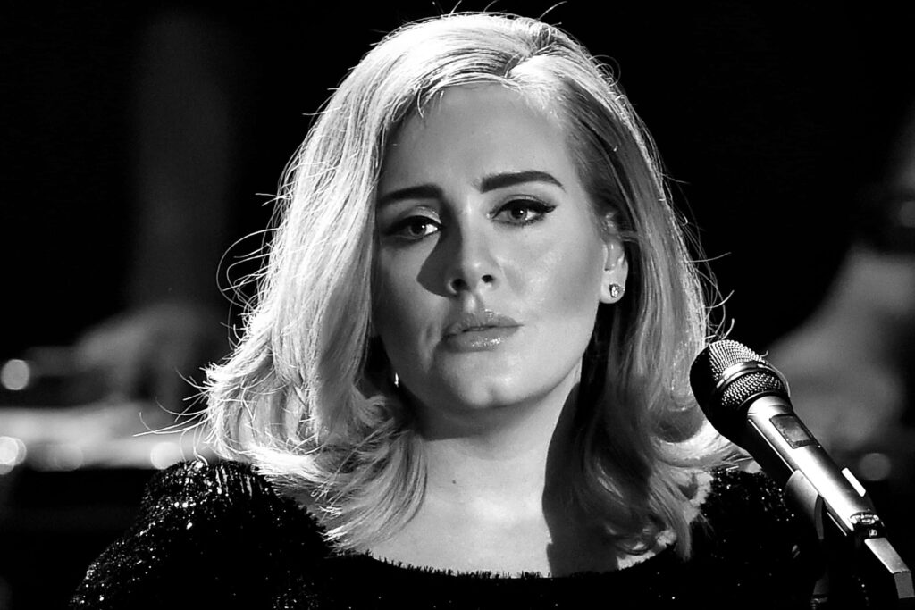 Elegant Adele Monochrome Wallpaper: Capturing Expressive Stage Presence