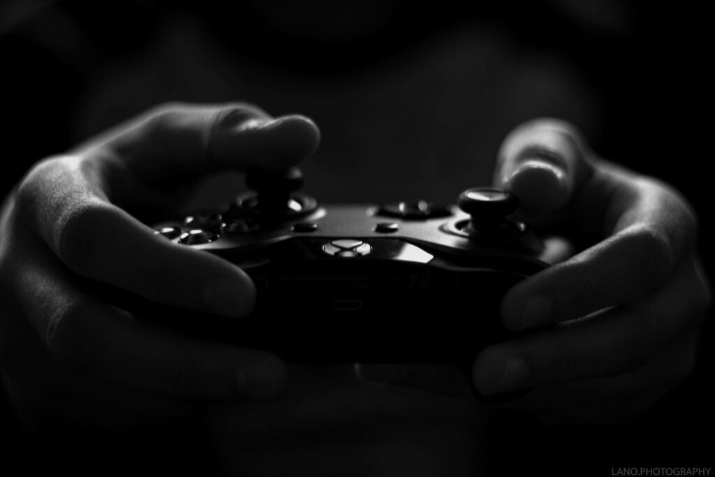 Dramatic Monochrome Gaming Desktop Wallpaper: Intense Player Focus
