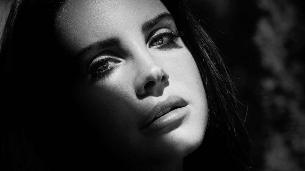 Monochrome Lana Del Rey Portrait: Captivating Artistic Wallpaper