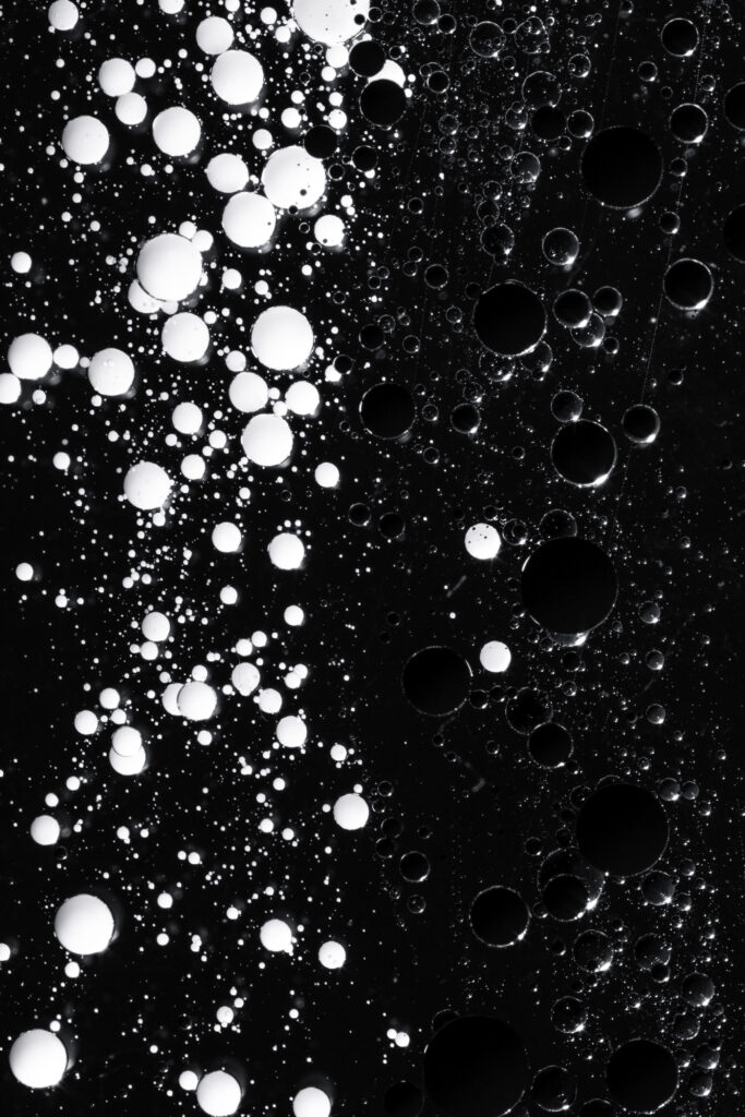 Monochrome Bubble Wallpaper: Abstract Black & White Liquid Design