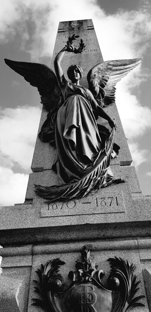 Monochrome Angel Statue Wallpaper: Graceful Elegance & Mystery